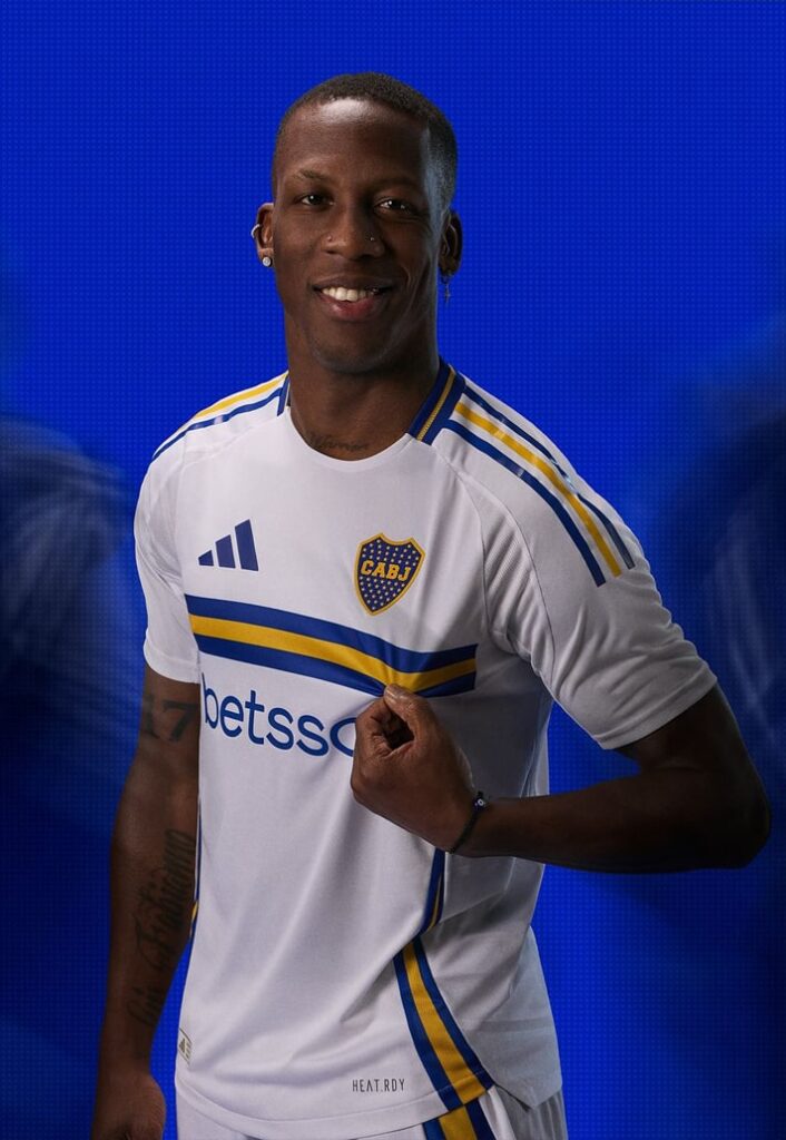 A adidas acaba de lançar a nova terceira camisa do Boca Juniors para a temporada 2024/25, inspirada na icônica bandeira xeneize. Com design minimalista e sofisticado, a camisa possui base branca com detalhes em Azul y Oro, simbolizando a tradição do clube. As famosas Three Stripes nos ombros e a faixa central remetem à herança genovesa dos fundadores do Boca, trazendo a identidade do clube à tona. Ideal para quem busca estilo e história, o uniforme celebra a essência dos "Los Xeneizes" e está disponível nas lojas oficiais da adidas e do Boca Juniors.