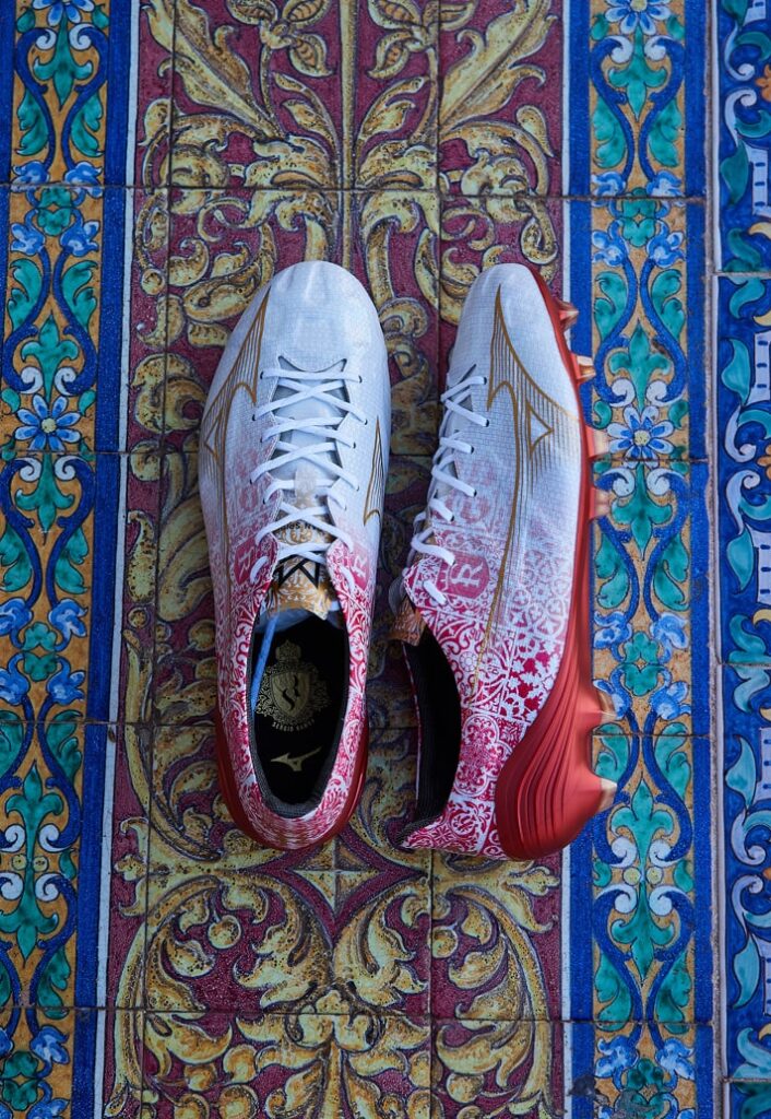 A Mizuno lançou a terceira coleção exclusiva em homenagem ao zagueiro Sergio Ramos, inspirada na sua cidade natal, Sevilla, e batizada de SR4 “Home and Glory”. A coleção inclui as chuteiras Mizuno Alpha e Morelia Neo IV Beta, destacando tecnologia de ponta para velocidade, conforto e desempenho. Com uma paleta de cores que homenageia o time da cidade e padrões de azulejos espanhóis, o design reflete a profunda conexão de Ramos com sua terra natal. A coleção também traz uma linha cápsula de vestuário e acessórios.