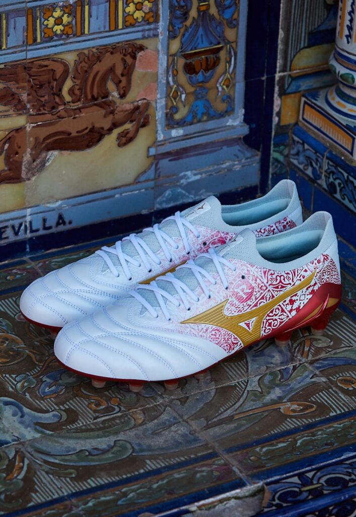 A Mizuno lançou a terceira coleção exclusiva em homenagem ao zagueiro Sergio Ramos, inspirada na sua cidade natal, Sevilla, e batizada de SR4 “Home and Glory”. A coleção inclui as chuteiras Mizuno Alpha e Morelia Neo IV Beta, destacando tecnologia de ponta para velocidade, conforto e desempenho. Com uma paleta de cores que homenageia o time da cidade e padrões de azulejos espanhóis, o design reflete a profunda conexão de Ramos com sua terra natal. A coleção também traz uma linha cápsula de vestuário e acessórios.