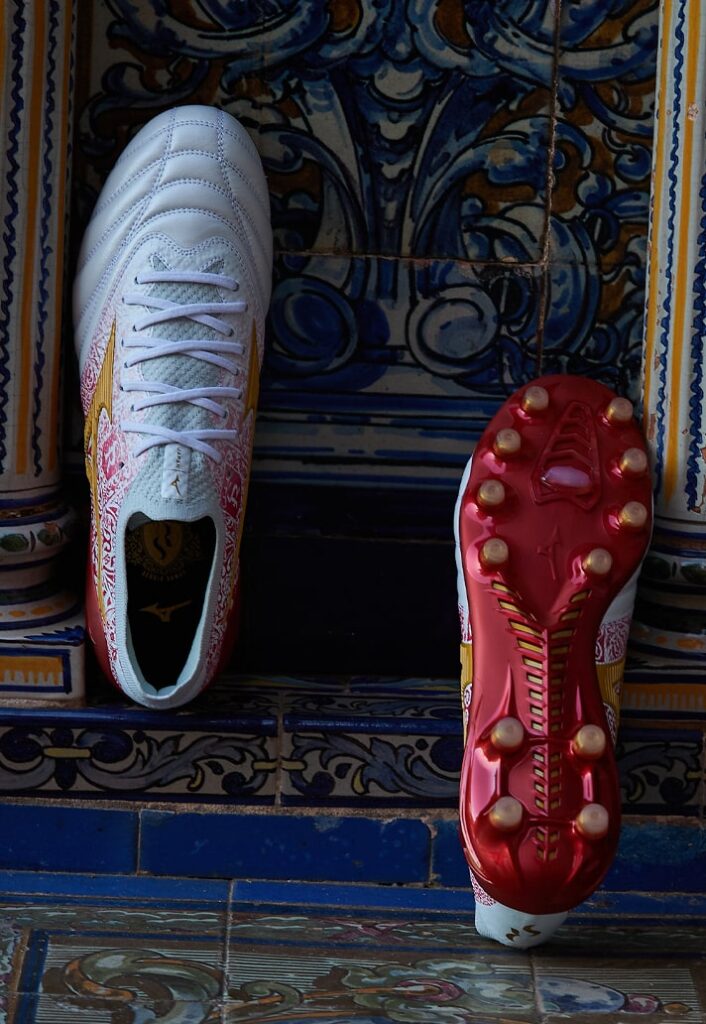 A Mizuno lançou a terceira coleção exclusiva em homenagem ao zagueiro Sergio Ramos, inspirada na sua cidade natal, Sevilla, e batizada de SR4 “Home and Glory”. A coleção inclui as chuteiras Mizuno Alpha e Morelia Neo IV Beta, destacando tecnologia de ponta para velocidade, conforto e desempenho. Com uma paleta de cores que homenageia o time da cidade e padrões de azulejos espanhóis, o design reflete a profunda conexão de Ramos com sua terra natal. A coleção também traz uma linha cápsula de vestuário e acessórios.