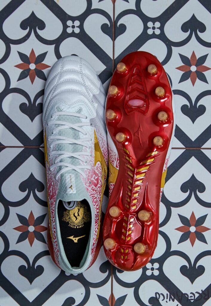 A Mizuno lançou a terceira coleção exclusiva em homenagem ao zagueiro Sergio Ramos, inspirada na sua cidade natal, Sevilla, e batizada de SR4 “Home and Glory”. A coleção inclui as chuteiras Mizuno Alpha e Morelia Neo IV Beta, destacando tecnologia de ponta para velocidade, conforto e desempenho. Com uma paleta de cores que homenageia o time da cidade e padrões de azulejos espanhóis, o design reflete a profunda conexão de Ramos com sua terra natal. A coleção também traz uma linha cápsula de vestuário e acessórios.