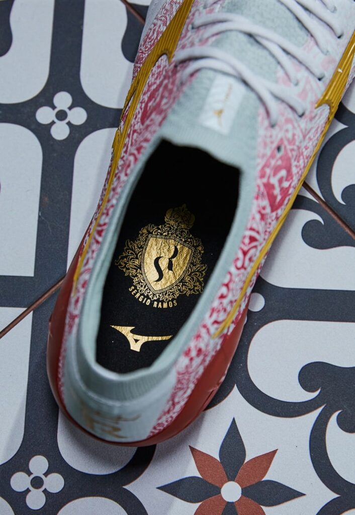 A Mizuno lançou a terceira coleção exclusiva em homenagem ao zagueiro Sergio Ramos, inspirada na sua cidade natal, Sevilla, e batizada de SR4 “Home and Glory”. A coleção inclui as chuteiras Mizuno Alpha e Morelia Neo IV Beta, destacando tecnologia de ponta para velocidade, conforto e desempenho. Com uma paleta de cores que homenageia o time da cidade e padrões de azulejos espanhóis, o design reflete a profunda conexão de Ramos com sua terra natal. A coleção também traz uma linha cápsula de vestuário e acessórios.