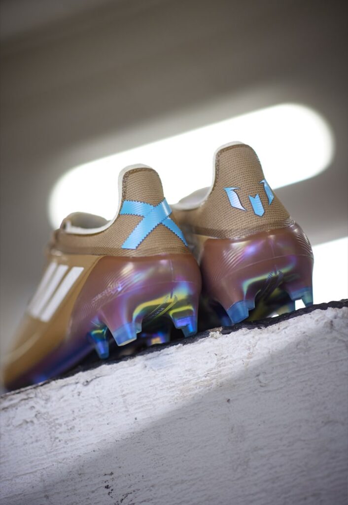 Colaboração exclusiva entre Messi e Bad Bunny para a adidas F50. Design "Cardboard/Cream White/Bright Cyan", tecnologias avançadas e edição limitada para gramados naturais.