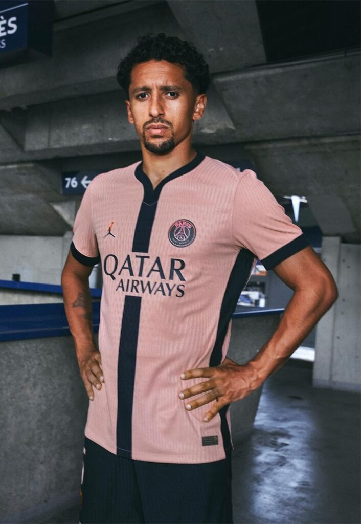 Novo Terceiro Uniforme PSG 24/25 em Parceria com a Jordan: Luxo e Estilo
Descubra o terceiro uniforme do PSG para a temporada 24/25, criado em colaboração com a Jordan. Com design rosa claro e faixa preta, o kit reflete a fusão entre o luxo parisiense e a excelência esportiva. Explore a nova linha que une sofisticação e performance, com estreia marcada para os jogos do PSG masculino e feminino em setembro.