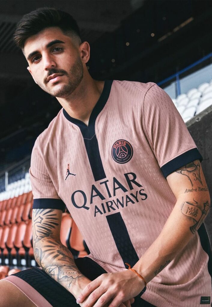 Novo Terceiro Uniforme PSG 24/25 em Parceria com a Jordan: Luxo e Estilo
Descubra o terceiro uniforme do PSG para a temporada 24/25, criado em colaboração com a Jordan. Com design rosa claro e faixa preta, o kit reflete a fusão entre o luxo parisiense e a excelência esportiva. Explore a nova linha que une sofisticação e performance, com estreia marcada para os jogos do PSG masculino e feminino em setembro.