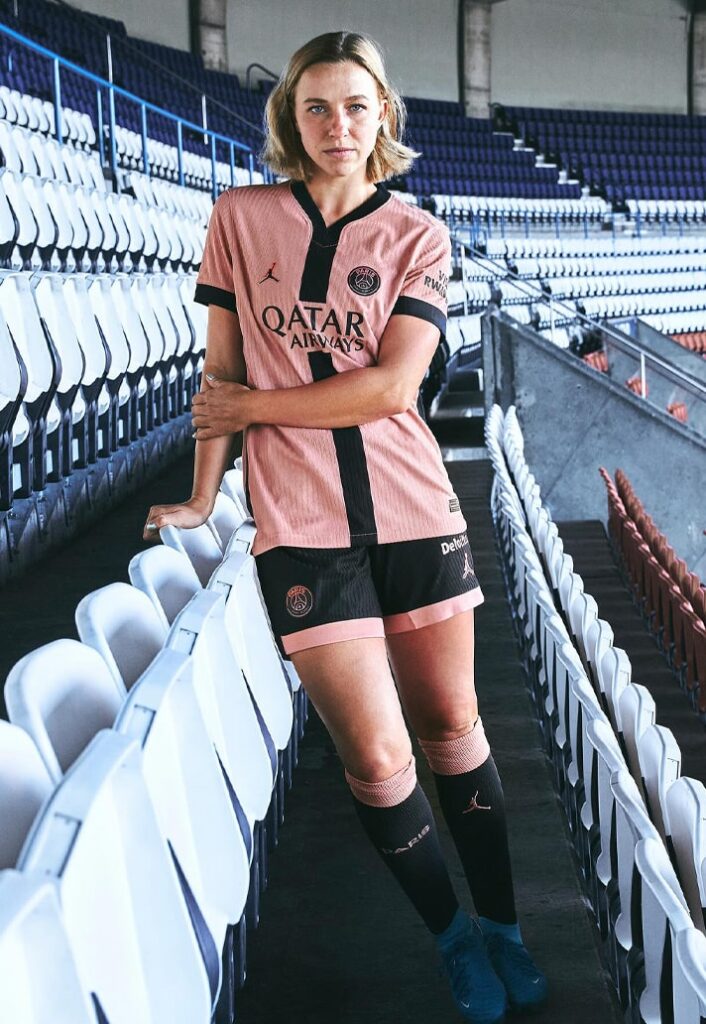 Novo Terceiro Uniforme PSG 24/25 em Parceria com a Jordan: Luxo e Estilo
Descubra o terceiro uniforme do PSG para a temporada 24/25, criado em colaboração com a Jordan. Com design rosa claro e faixa preta, o kit reflete a fusão entre o luxo parisiense e a excelência esportiva. Explore a nova linha que une sofisticação e performance, com estreia marcada para os jogos do PSG masculino e feminino em setembro.