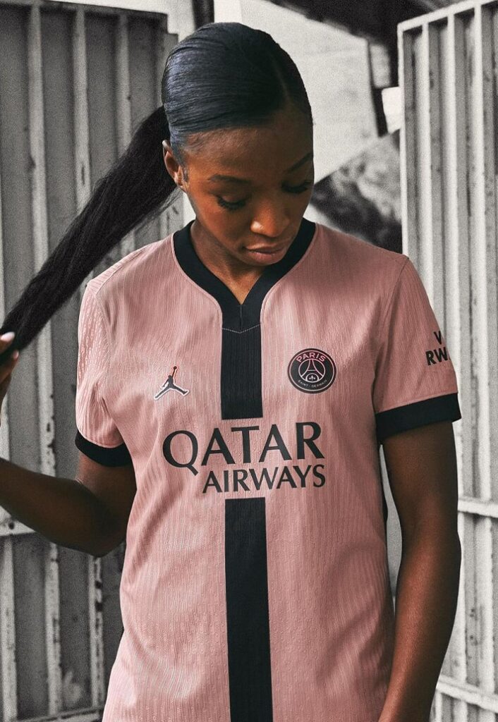 Novo Terceiro Uniforme PSG 24/25 em Parceria com a Jordan: Luxo e Estilo
Descubra o terceiro uniforme do PSG para a temporada 24/25, criado em colaboração com a Jordan. Com design rosa claro e faixa preta, o kit reflete a fusão entre o luxo parisiense e a excelência esportiva. Explore a nova linha que une sofisticação e performance, com estreia marcada para os jogos do PSG masculino e feminino em setembro.